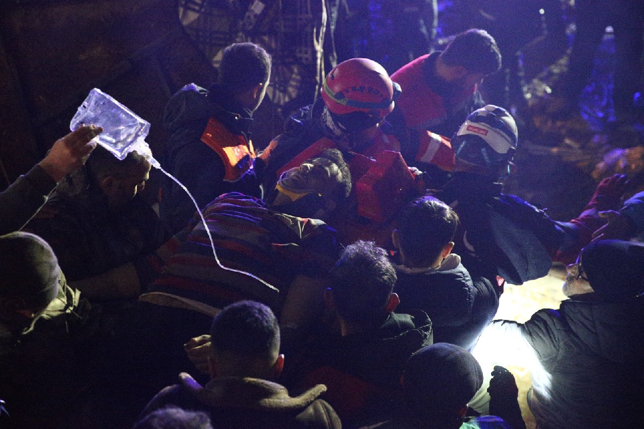 26 saat sonra umut: Osmaniye'de enkazdan bir kişi kurtarıldı