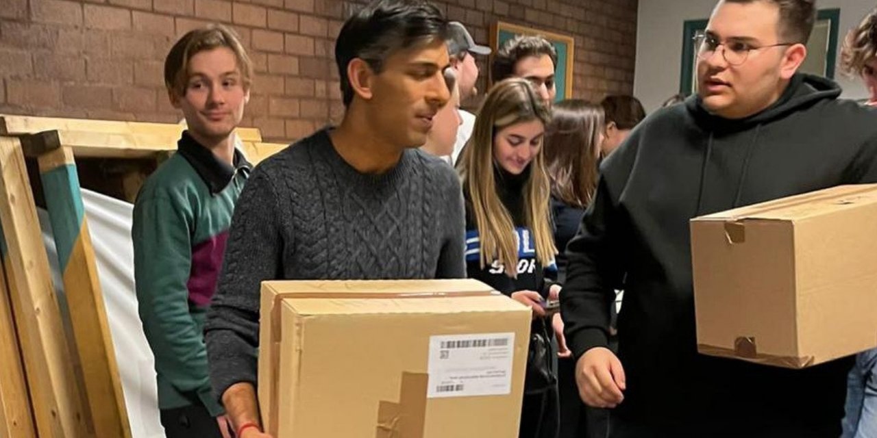 İngiltere Başbakanı Sunak, depremzedeler için yardım malzemesi paketledi