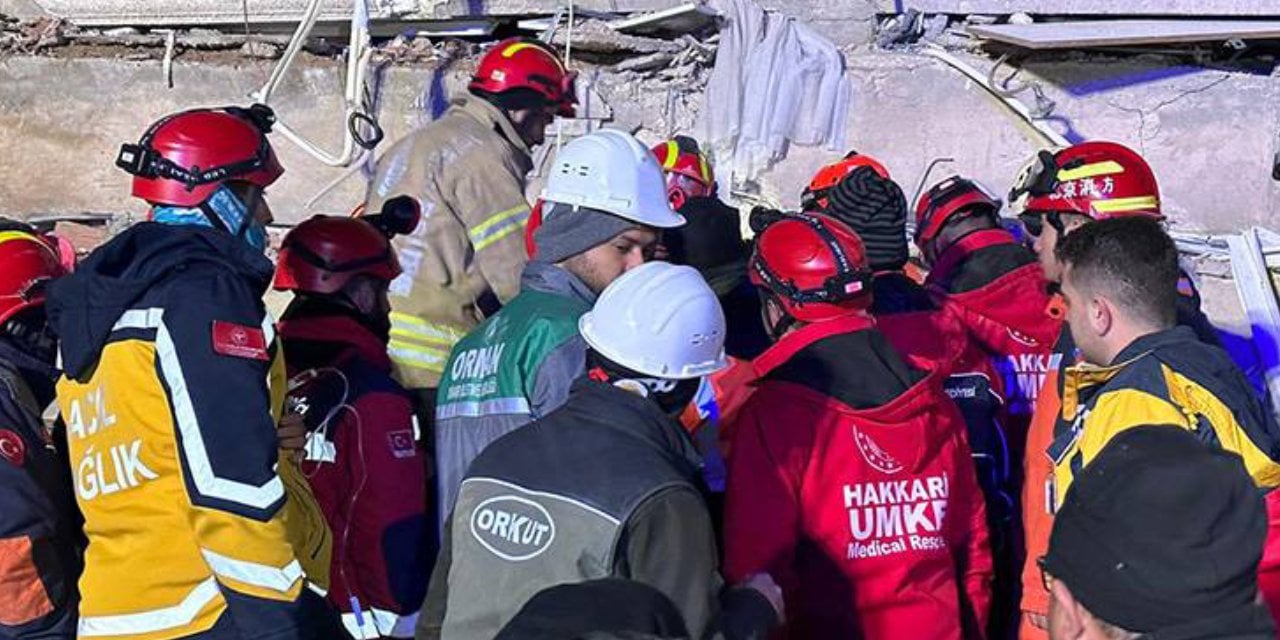 90. saatte yeni bir umut: Hatay'da 5 yaşındaki kız ve babası kurtarıldı