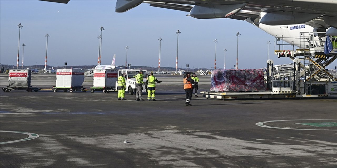 Almanya, deprem bölgesine yardım göndermeyi sürdürüyor