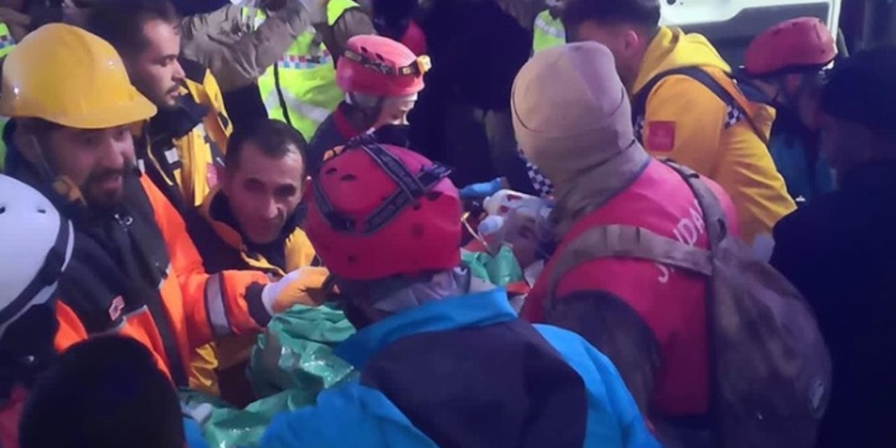 12 yaşındaki Berat, 207 saat sonra enkazdan çıkarıldı