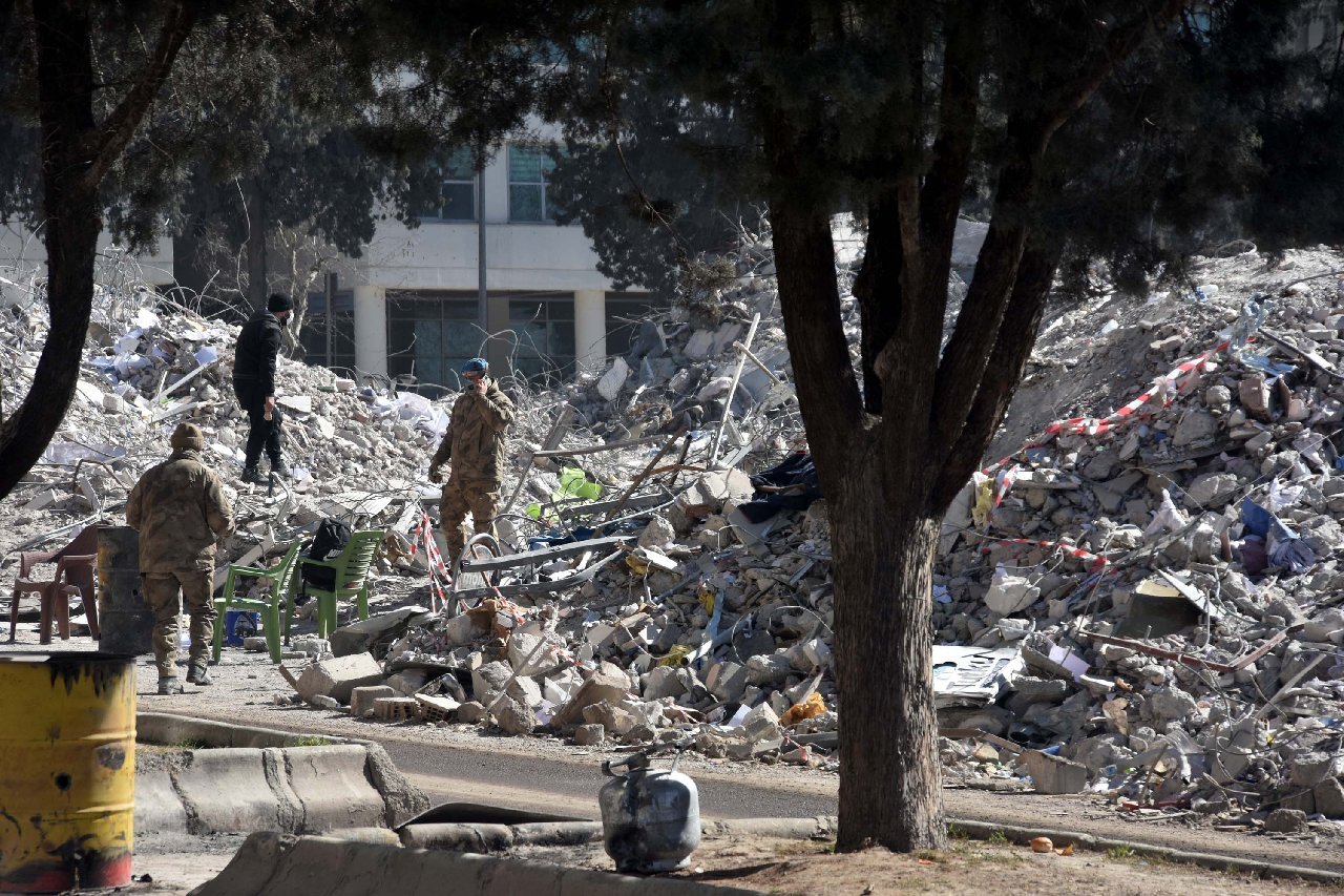 Enkaz başında değerli eşya nöbeti