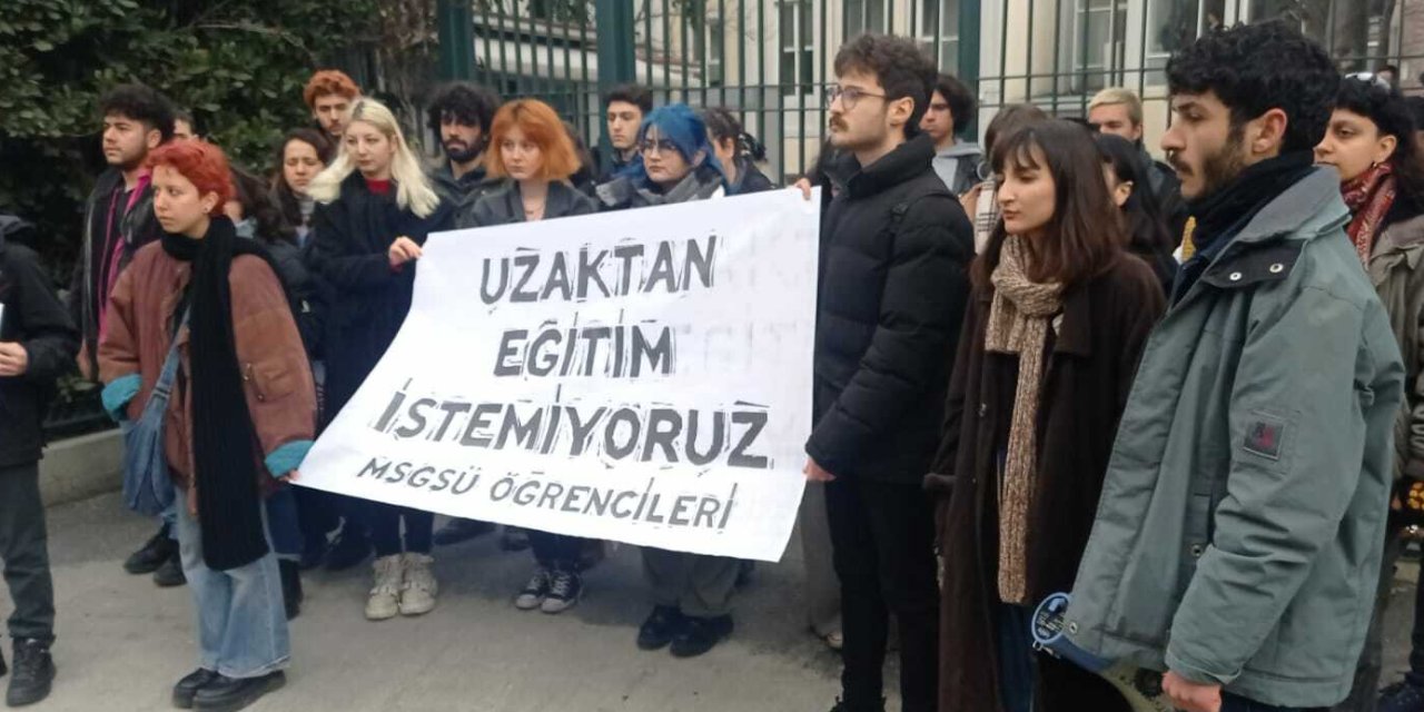 Öğrencilerden uzaktan eğitim protestosu: 'Yurtları değil, Saray'ı boşalt!'