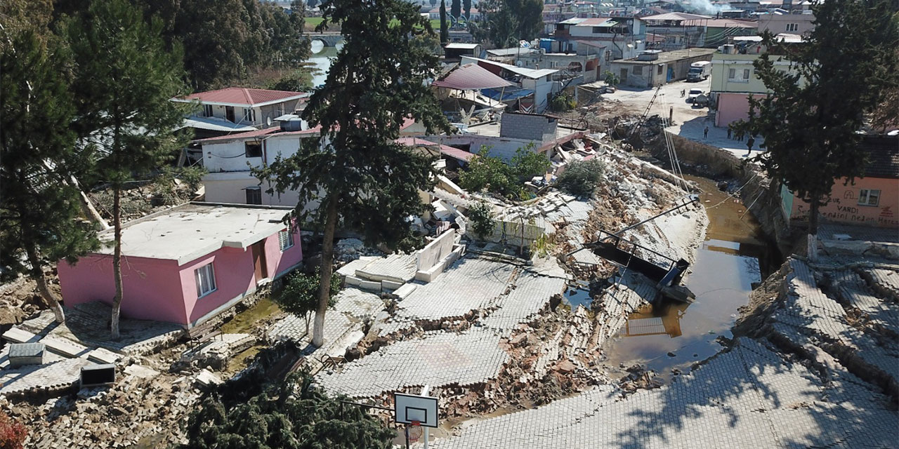 Deprem nedeniyle yer yarıldı, evler gömüldü!