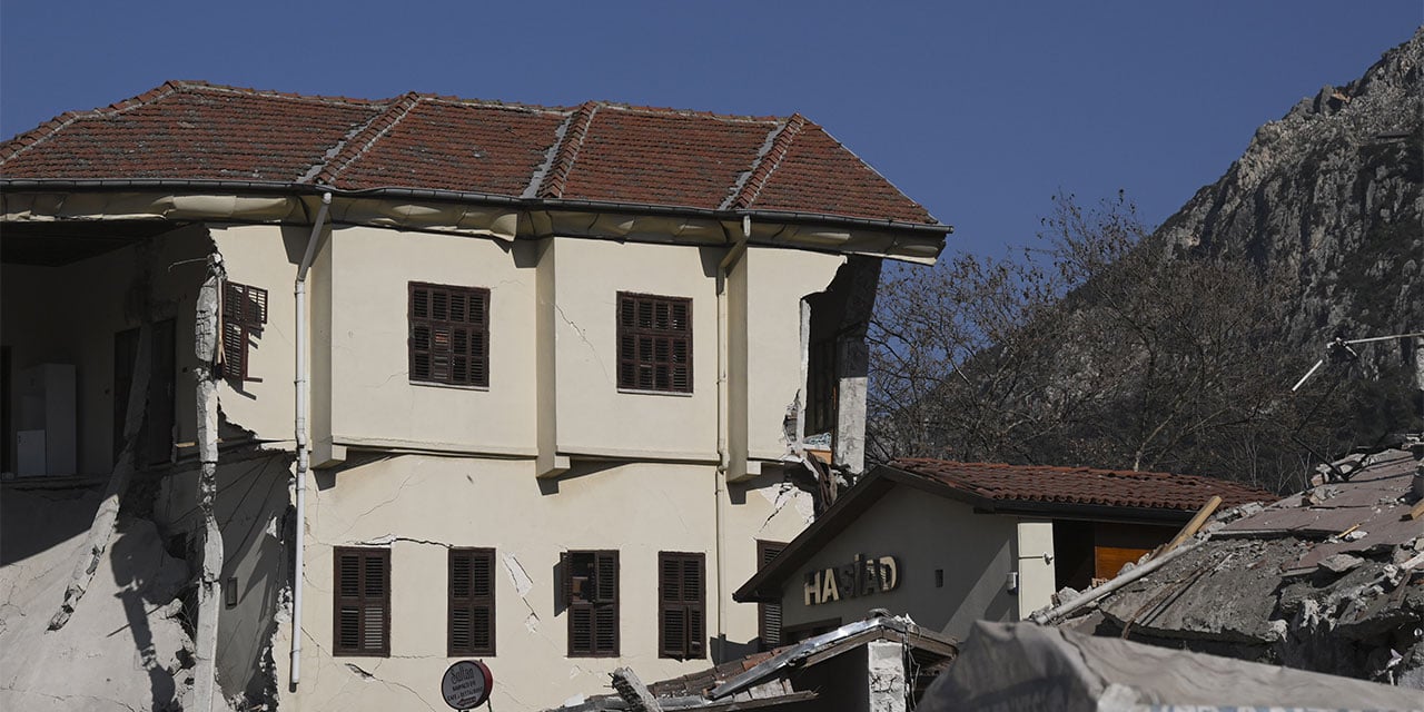 Depremden etkilenen üç ilde 'ev taşıma' kararı