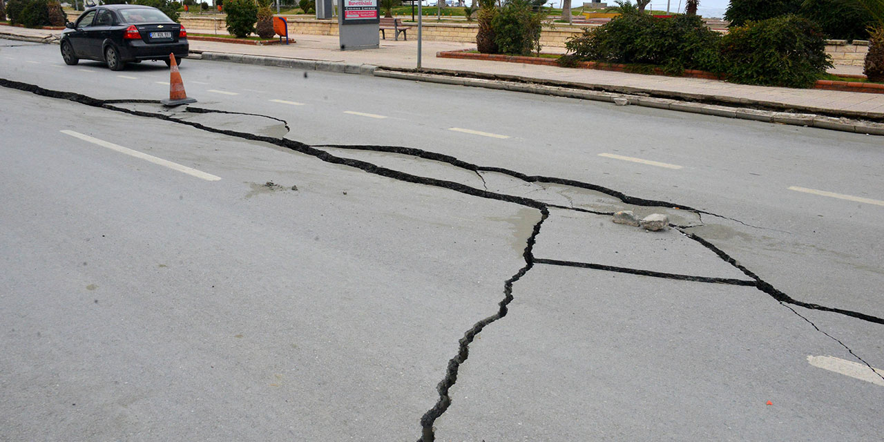 Yol depremde çöktü, yarıkların içi deniz kumu ile doldu