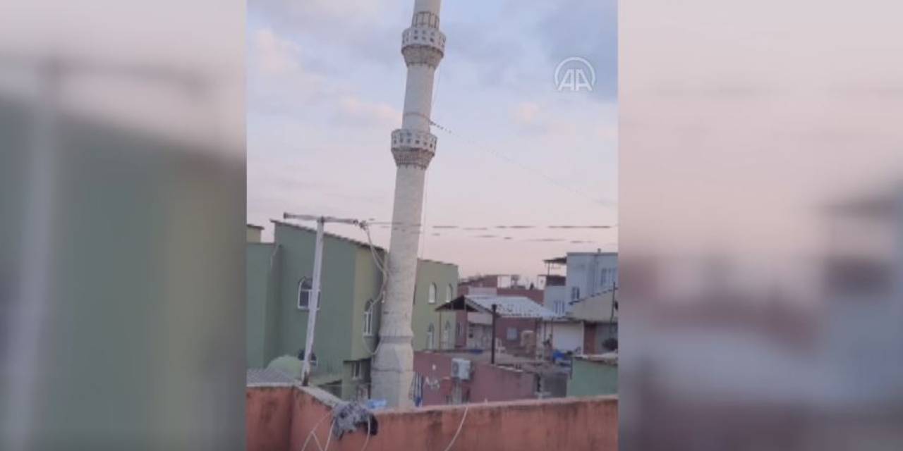'Kontrollü' yıkılan minare 3 katlı evin üzerine devrildi