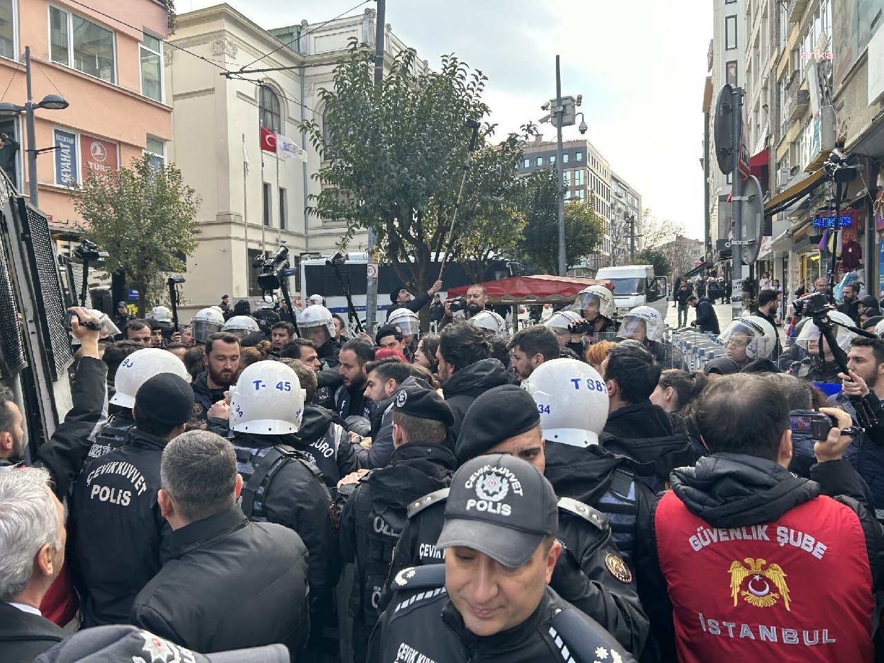 Uzaktan eğitim protestosu: Kadıköy'de 23 gözaltı