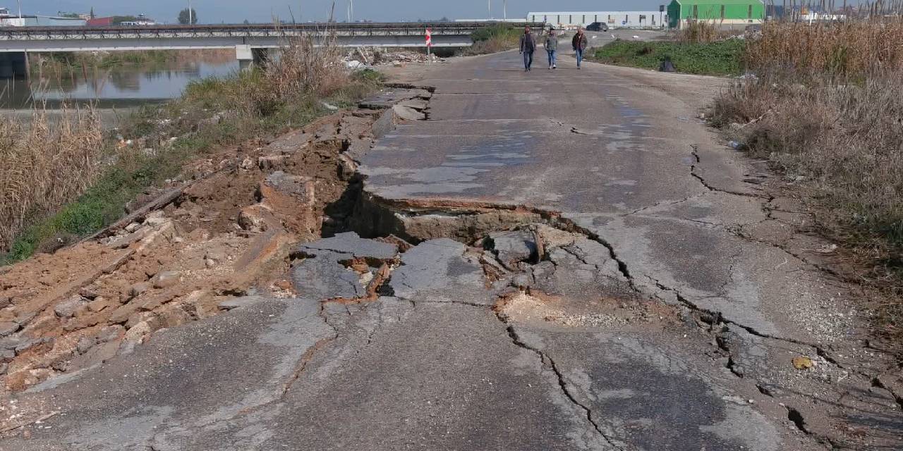 Hatay'daki depremde yollar çöktü