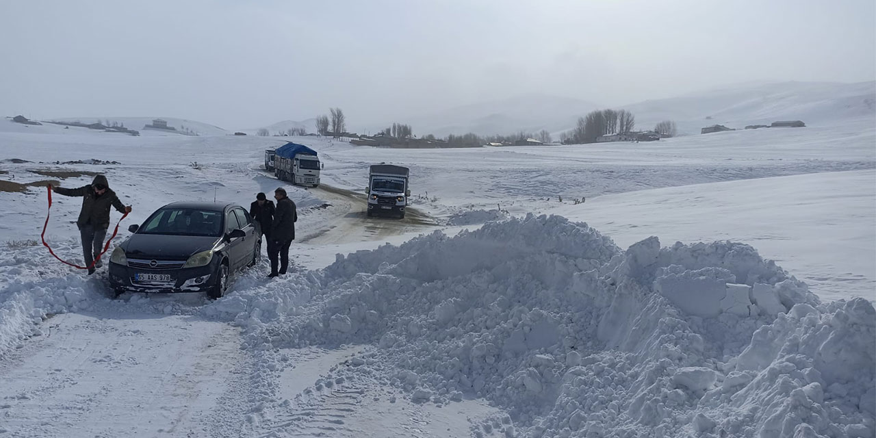 Araçlarıyla karda mahsur kalan 20 kişi kurtarıldı