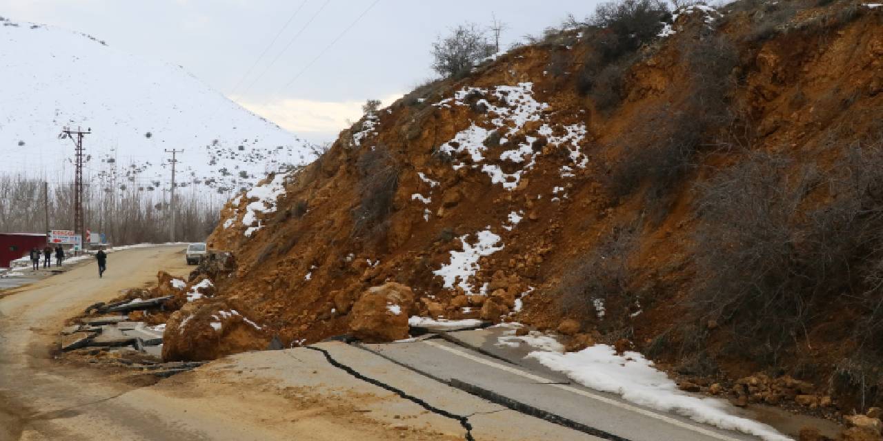 Deprem bir ilçenin yerini değiştirdi