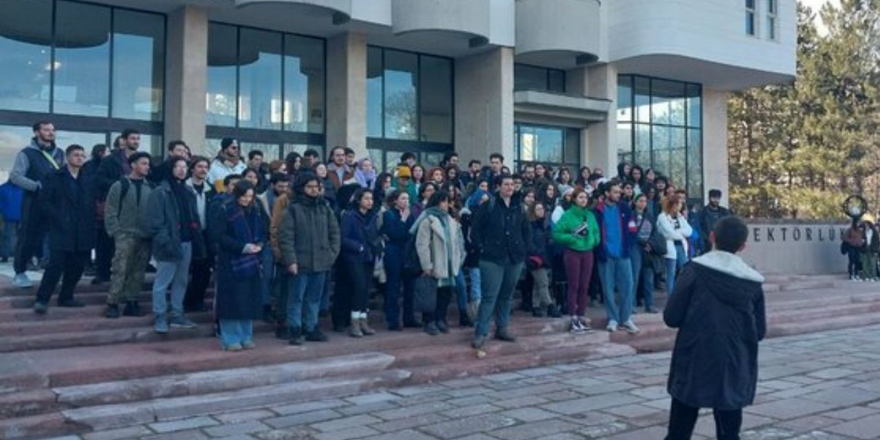 ODTÜ’lü öğrenciler yurtlara alınmama kararını protesto etti