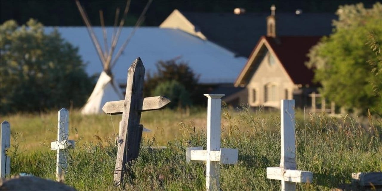 Kilise okulunun bahçesinde 17 mezar bulundu
