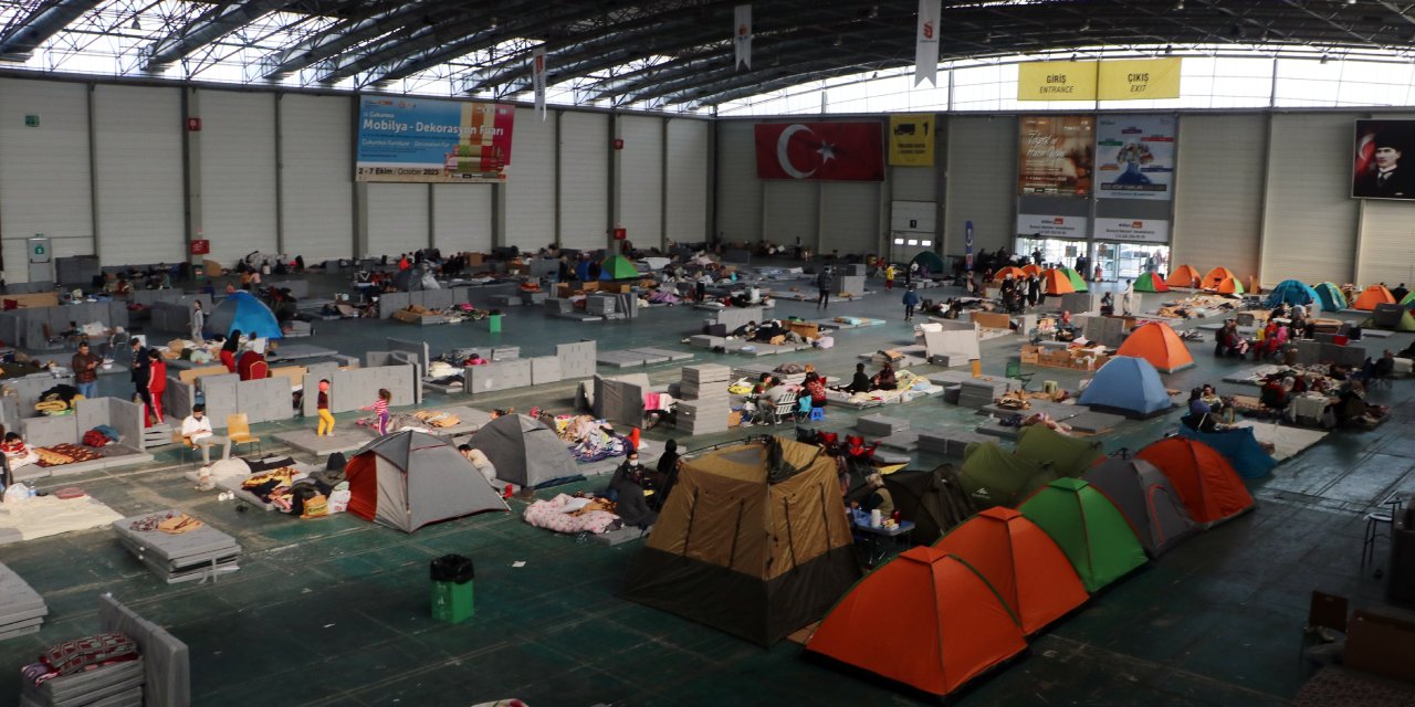 Adana'da deprem tedirginliği yaşayan halk evlerine dönemiyor