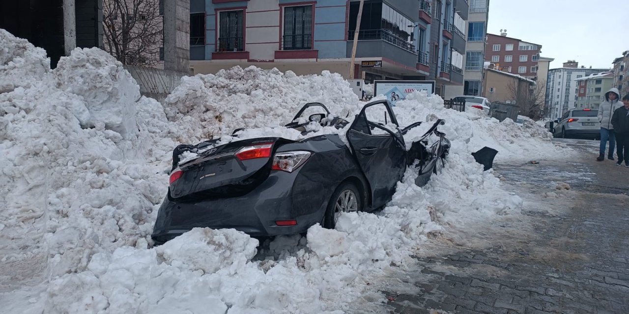 Çatıdan düşen kar kütlesi otomobili parçaladı