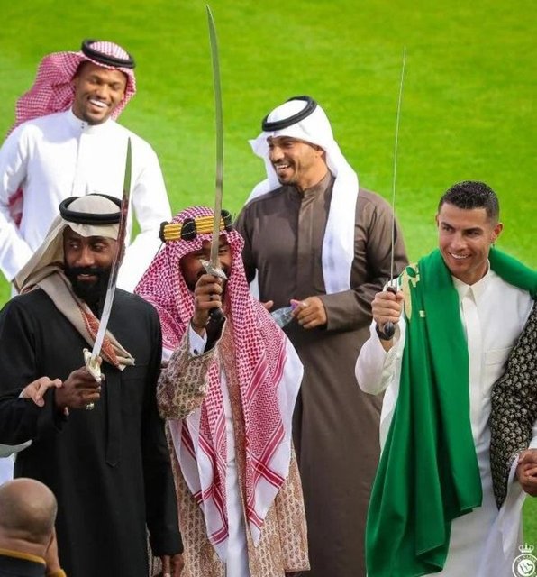 Cristiano Ronaldo'dan Arabistan'da kılıç dansı!