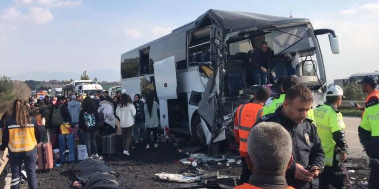 Depremzede öğrencileri taşıyan otobüs kaza yaptı: 2 ölü