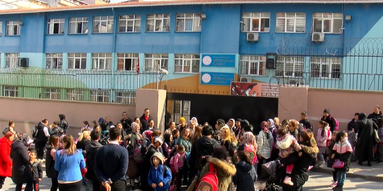 Velilerden hasarlı okul önünde eylem