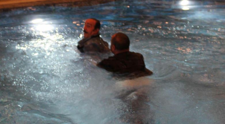 Türkücü Mustafa Keser, moral gecesinde dengesini kaybedip havuza düştü!