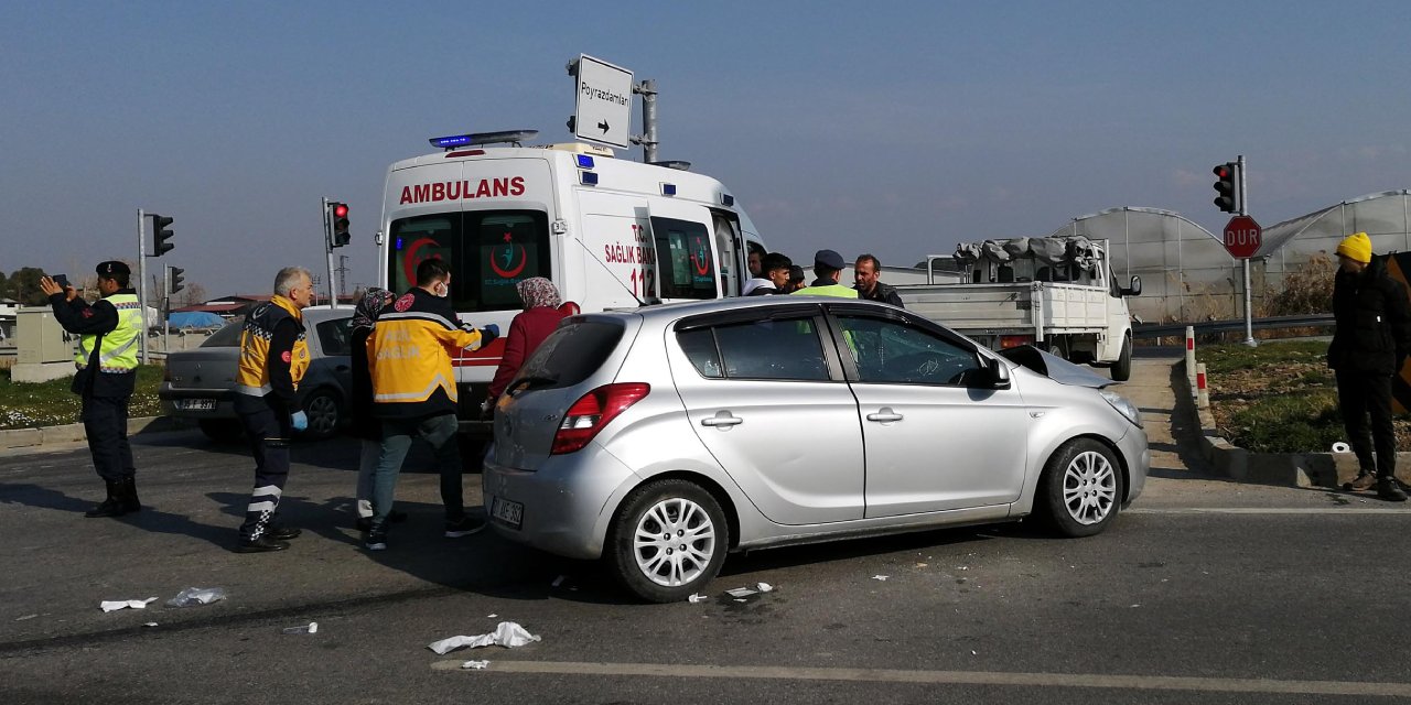 Depremzedeleri taşıyan otomobil kaza yaptı: 1 ölü, 5 yaralı