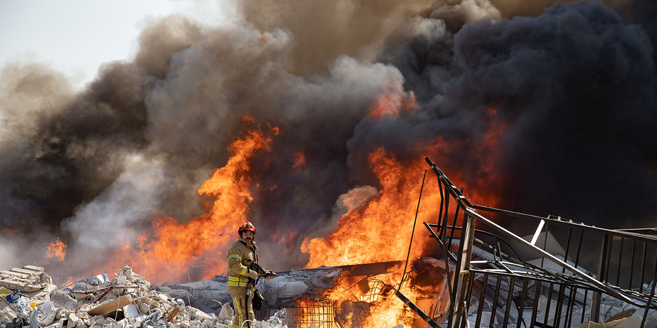 Antakya'da depremde yıkılan fabrikada yangın
