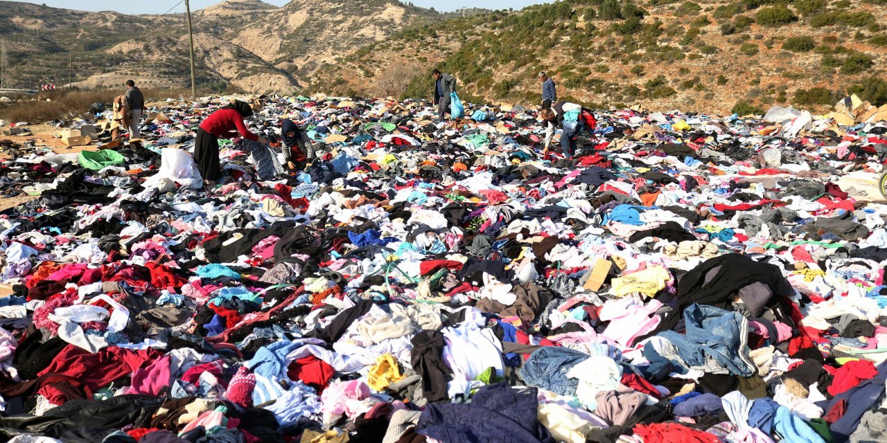 Depremzedelere gönderilen kıyafetler yerlere atıldı