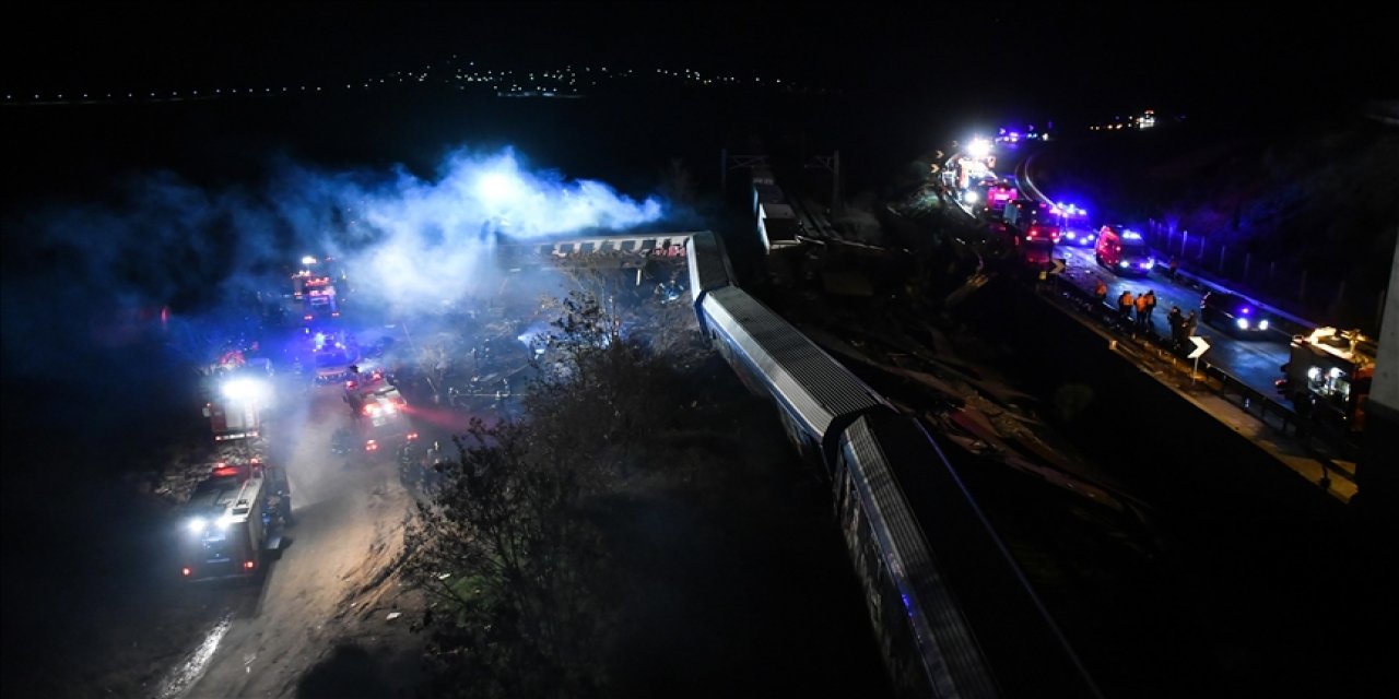 Yunanistan'da iki tren çarpıştı: Ölü sayısı 36'ya yükseldi