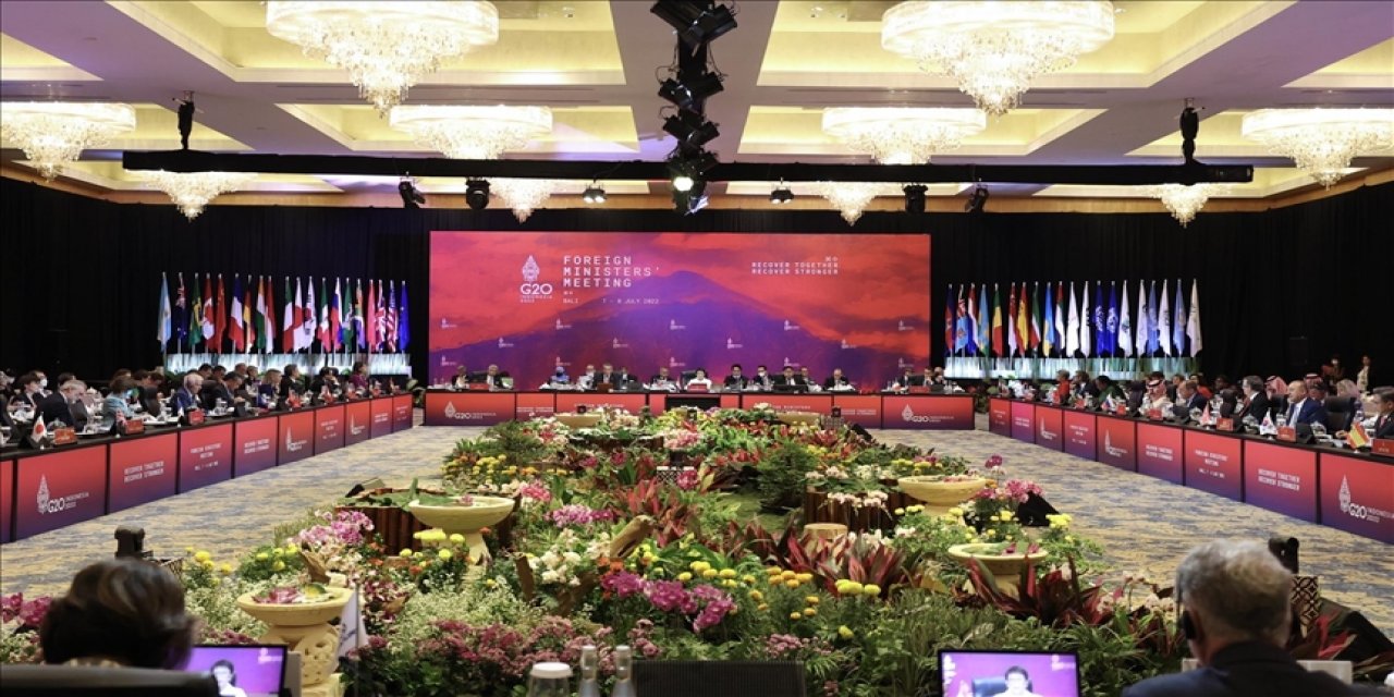 G20 Bakanlar toplantısı, depremde hayatını kaybedenler için saygı duruşuyla başladı