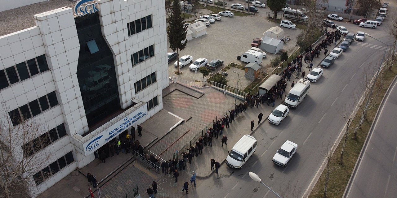 Resmi Gazete'de yayınlandı, EYT'liler SGK'ya koştu... Kuyruğun ucu bucağı yok