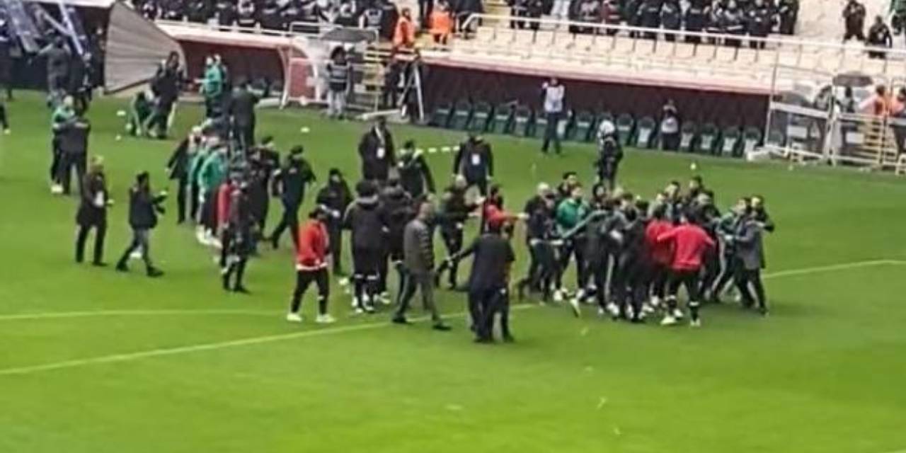 Taraftarlar Amedspor'lu futbolculara saldırdı