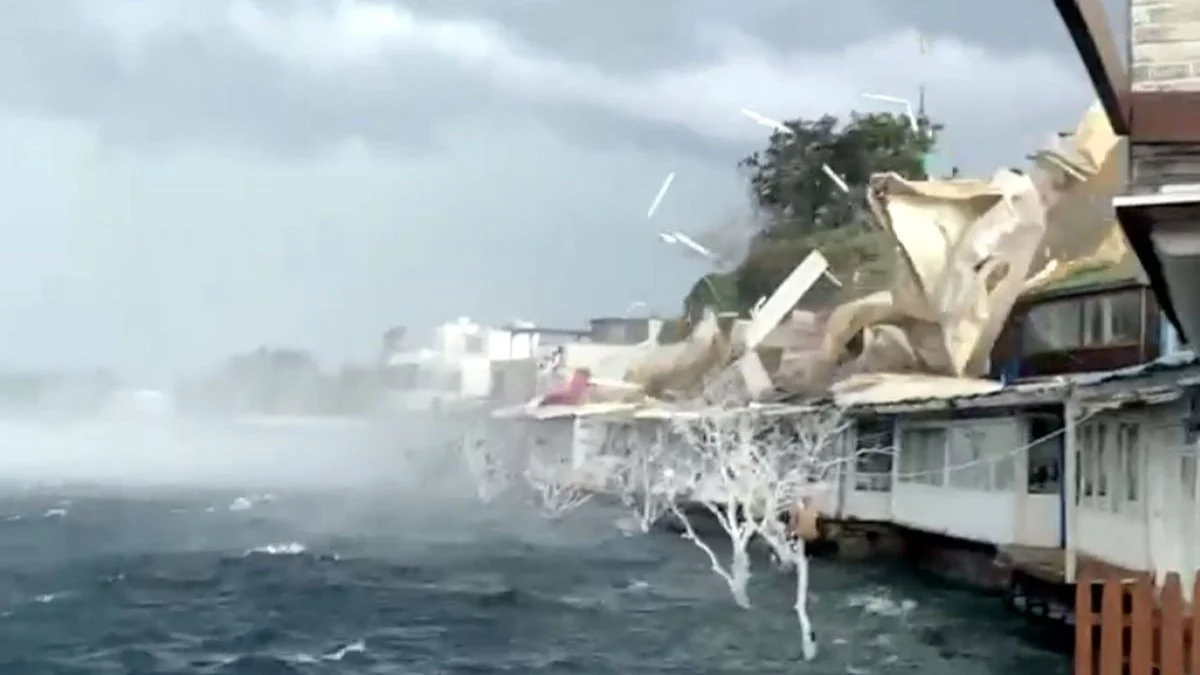 Fırtına, restoranların çatılarını uçurdu: Yaralılar var