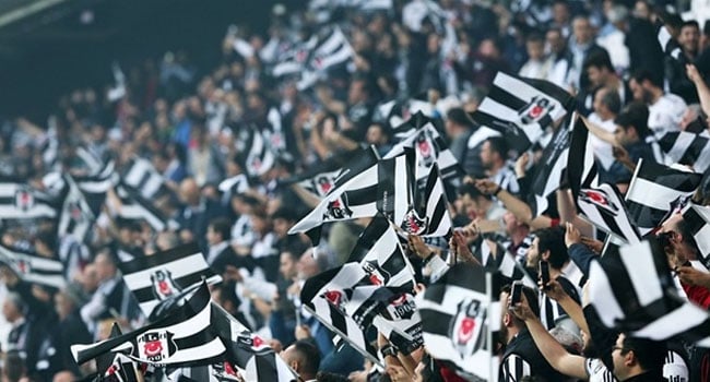 Beşiktaş tribünlerinde 'Yönetim istifa' tezahüratları!