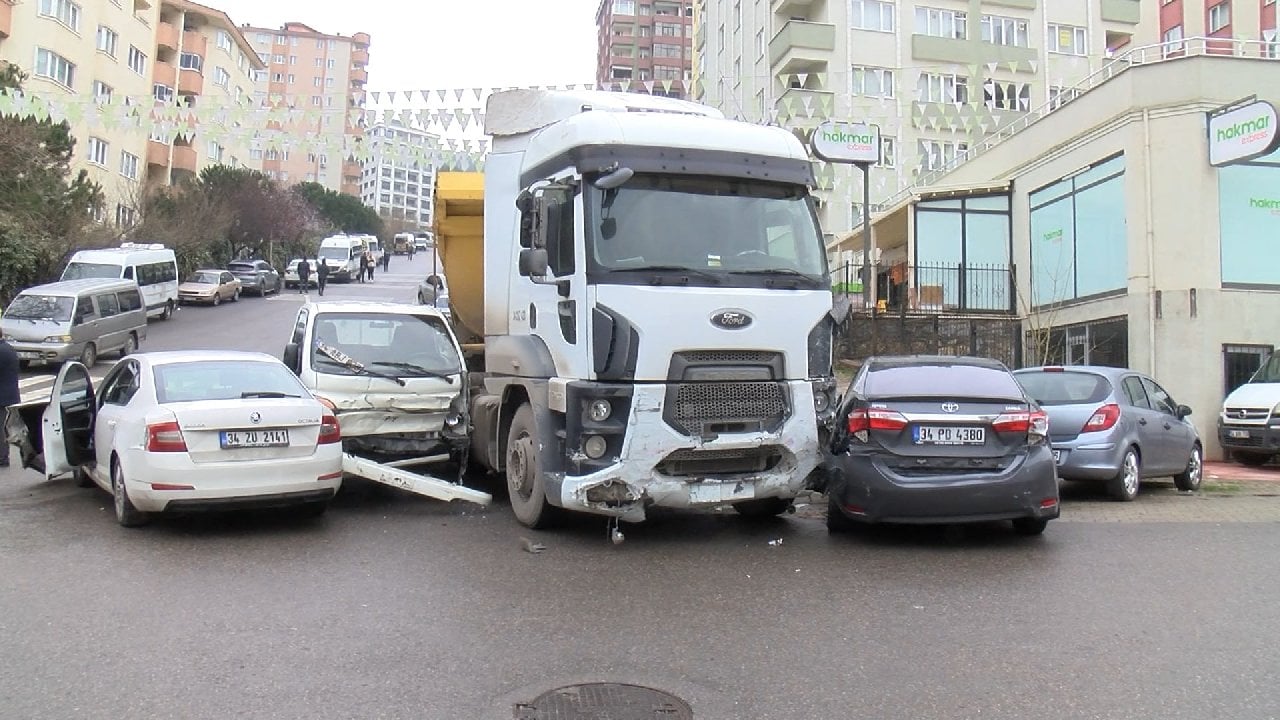 13 araca çarparak durabildi: 'Deprem oluyor zannettik'