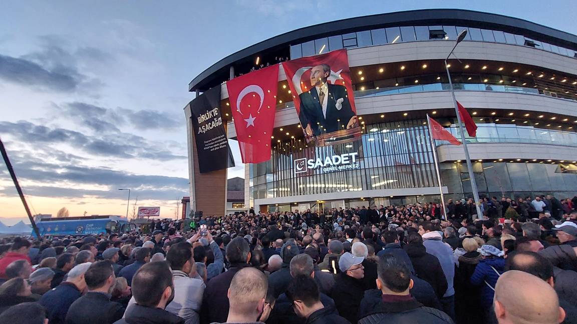 Altılı Masa zirvesi sürerken Saadet Partisi Genel Merkezi'ne büyük Atatürk posteri asıldı