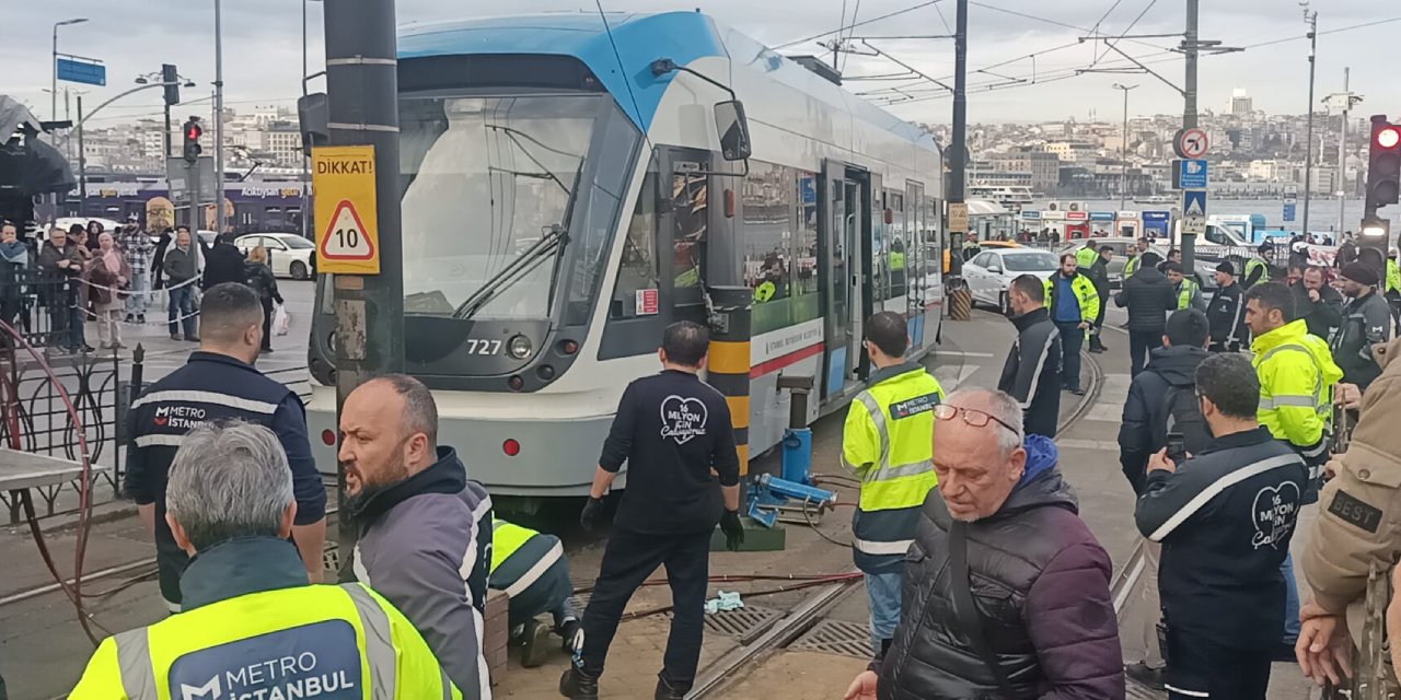 Sirkeci'de tramvay yeniden raydan çıktı