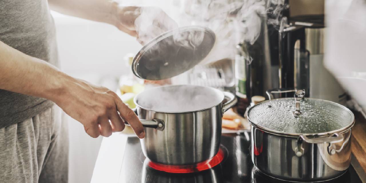 Yanmış tencereler nasıl temizlenir? Bu 6 pratik yöntem ile tencereleriniz ilk günkü gibi parlayacak