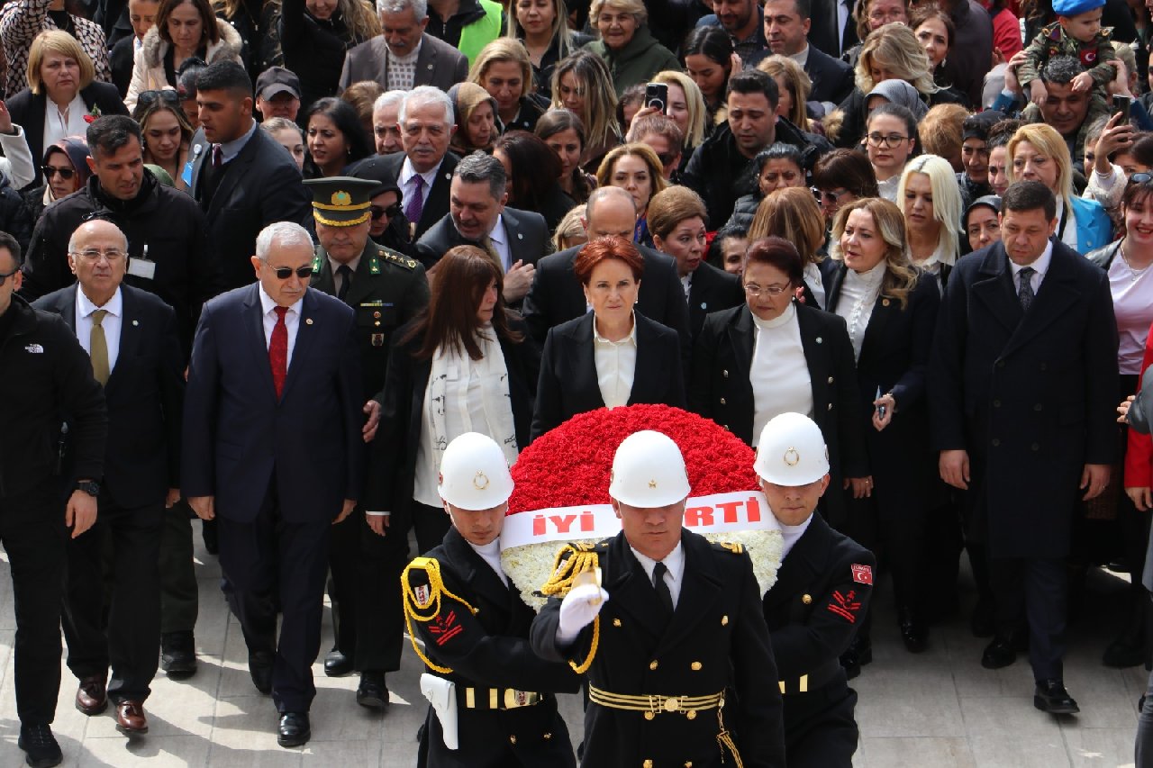 Akşener, kadınlarla Anıtkabir'i ziyaret etti