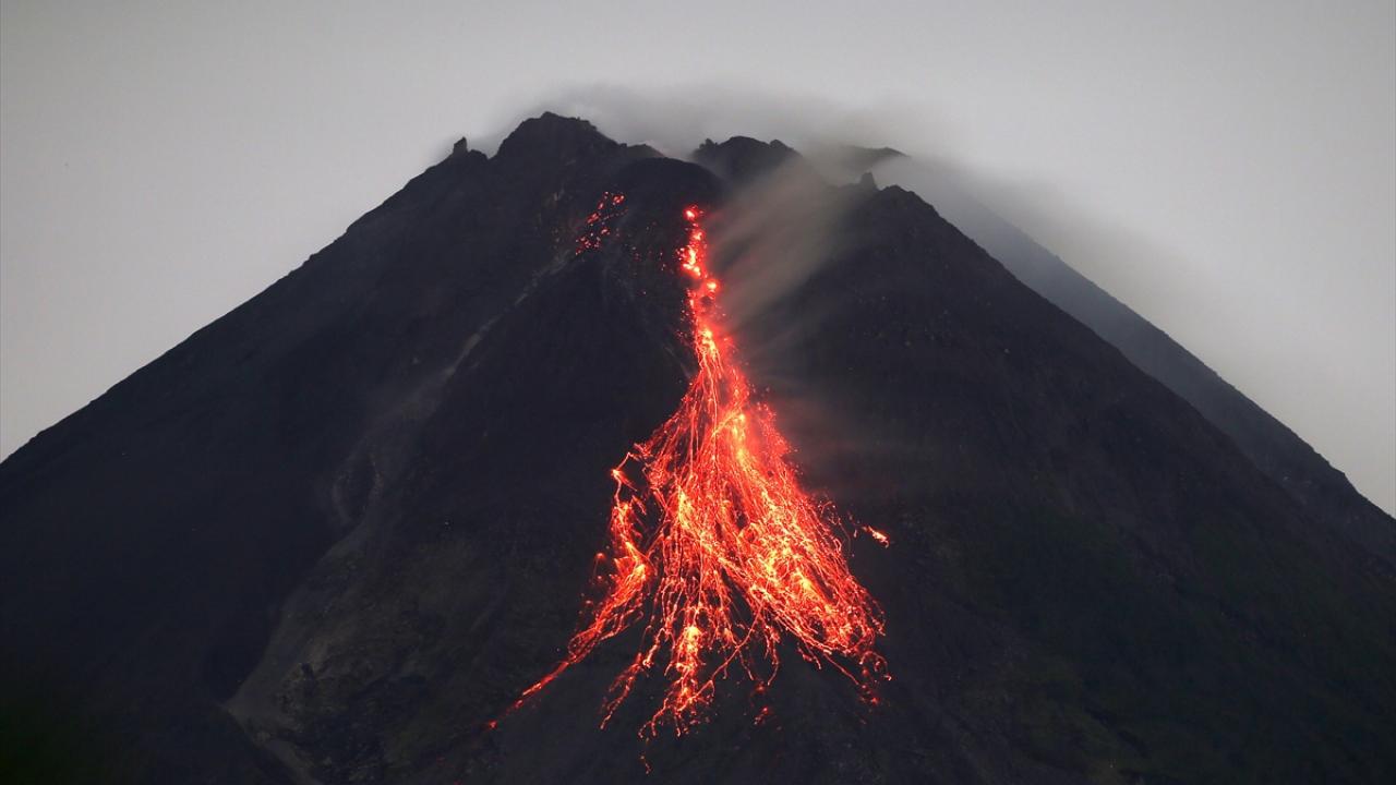Korkutan anlar... Merapi Yanardağı yine patladı!