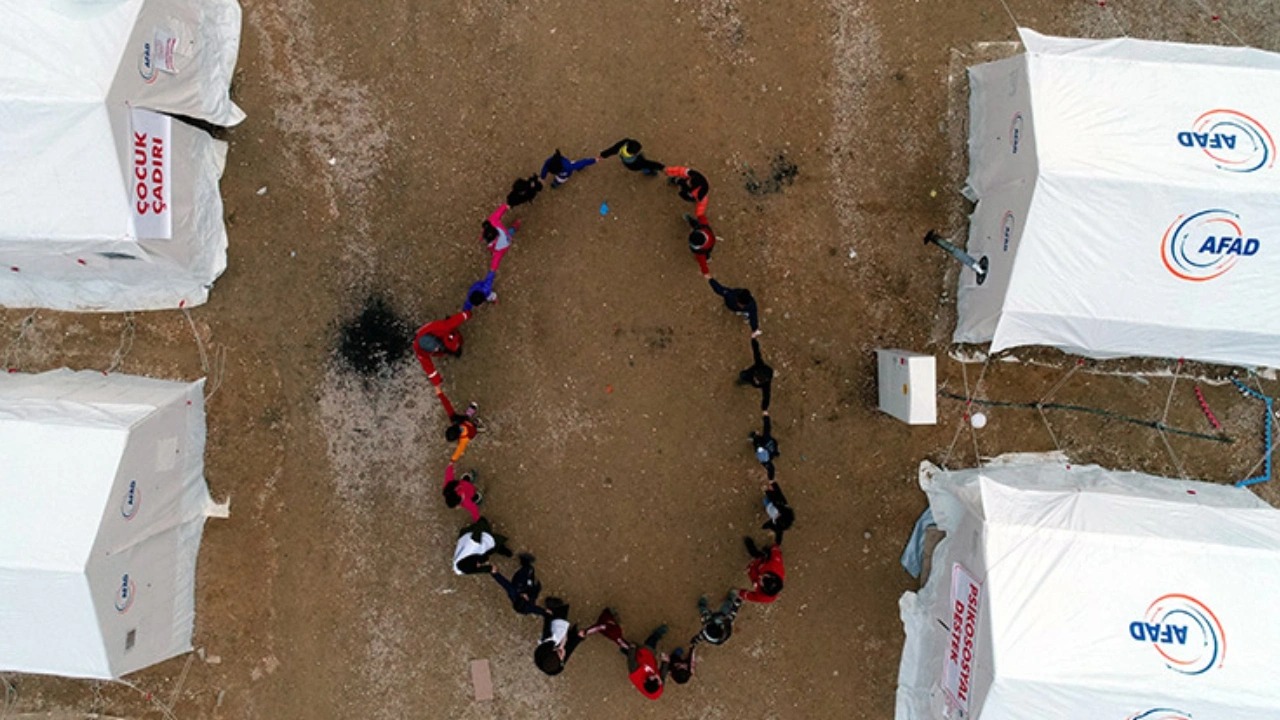 Depremzede çocukların oyun çadırına Diyanet müdahalesi