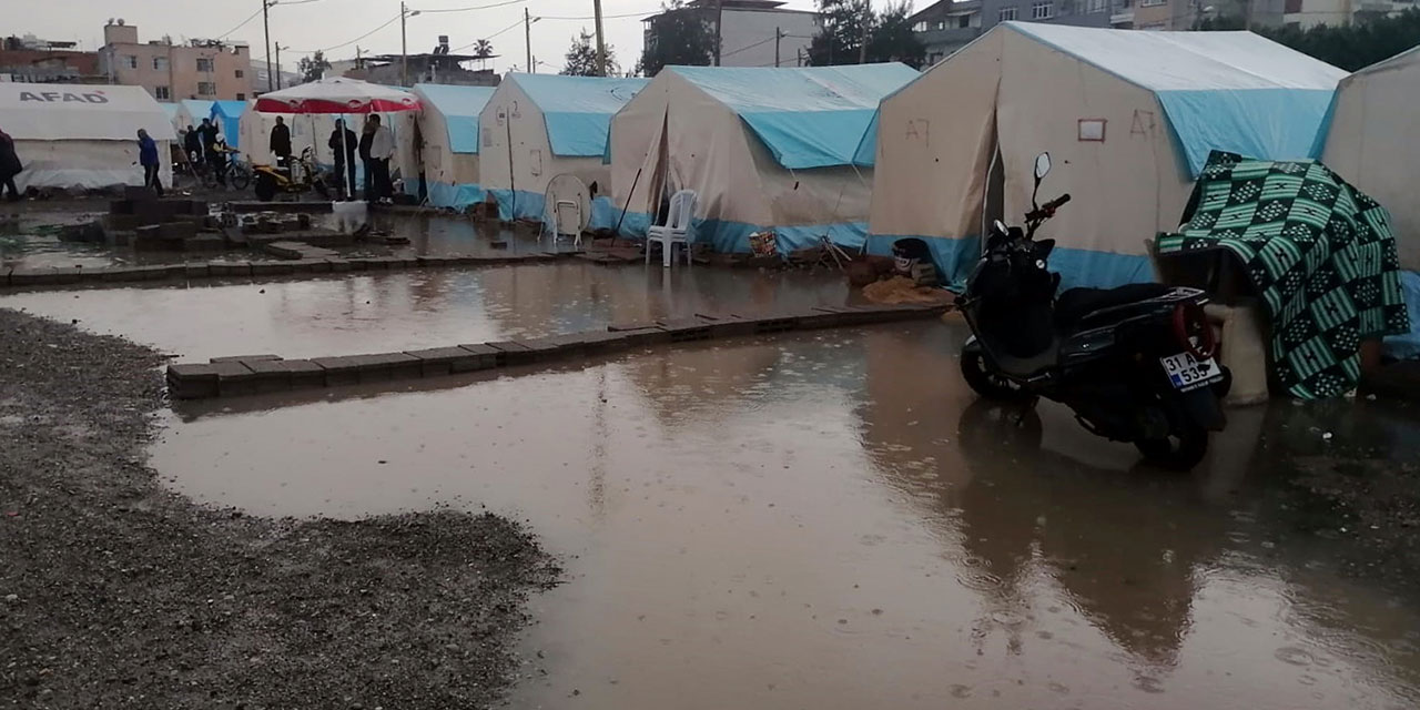 Depremzedelerin kaldıkları çadırları su bastı