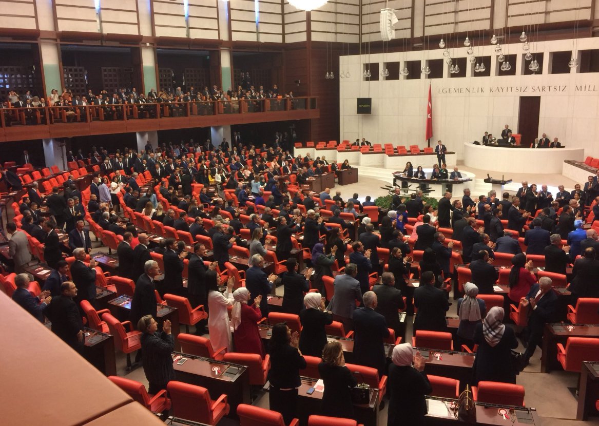 Erdoğan Meclis'e geldi Bahçeli'de ayağa kalkmadı