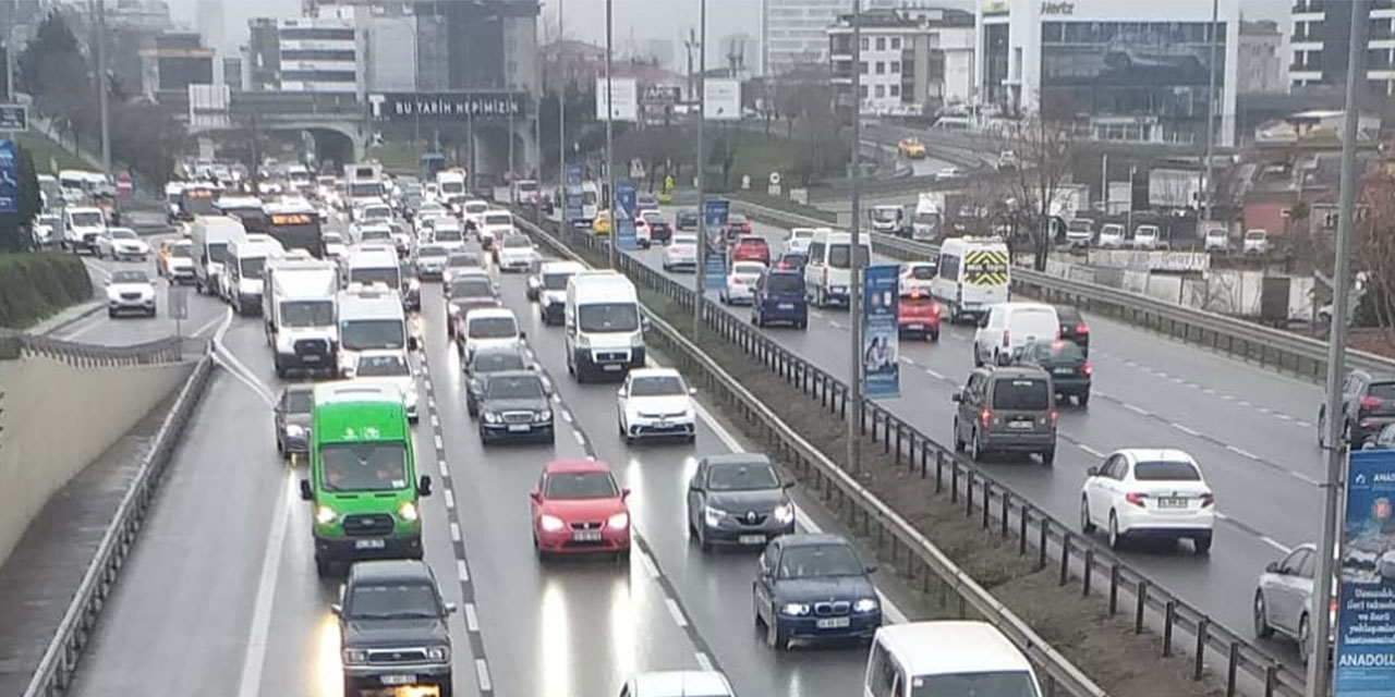 Yağış nedeniyle İstanbul'un bazı ilçelerinde trafik kilit