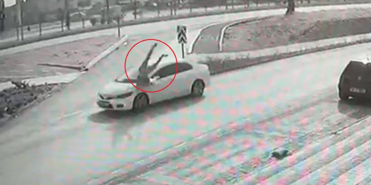 Otomobilin çarptığı kadın havaya savruldu
