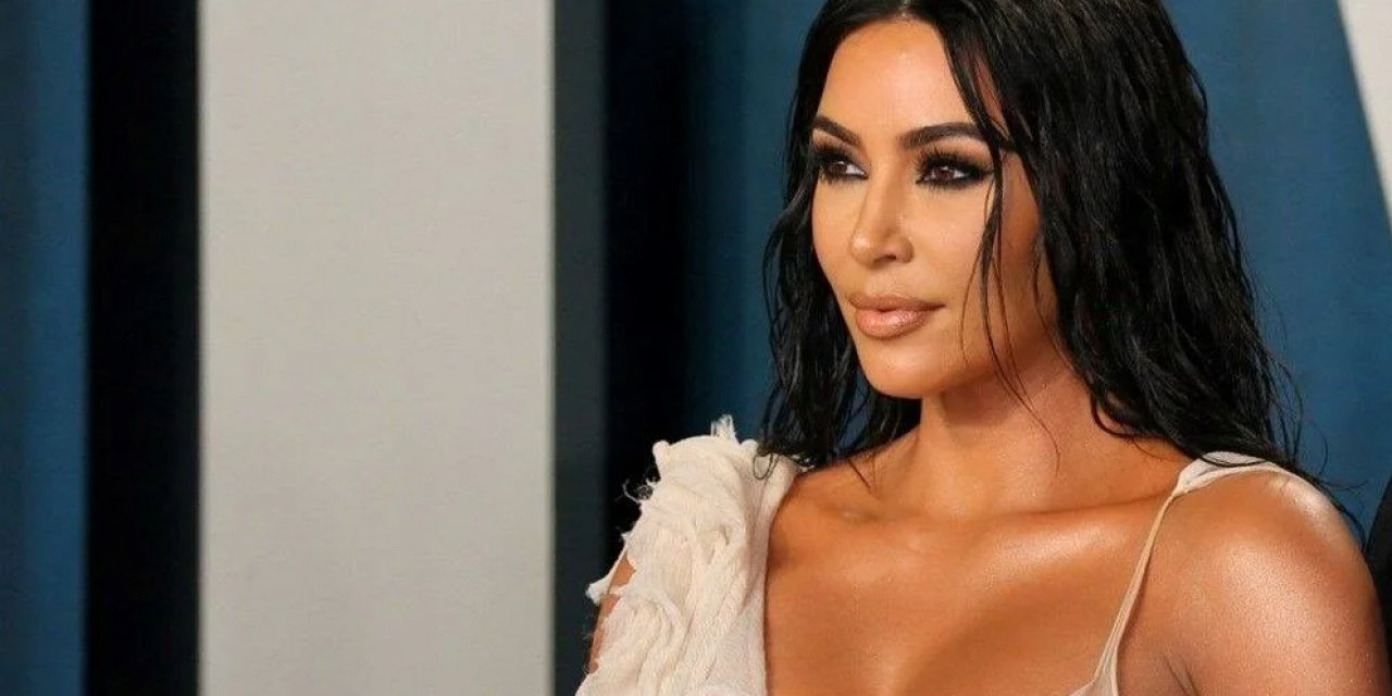 Kim Kardashian'ın cesur pozu baktıkça baktırdı :İç çamaşırlarıyla ayna önünde poz verdi! Pozuna beğeni ve yorum yağdı!