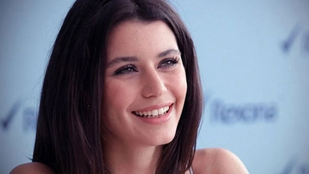 Beren Saat'in annesi ilk kez görüldü! Firdevs Hanım'ı solda sıfır bırakan güzellik: Emekli öğretmenin zerafeti