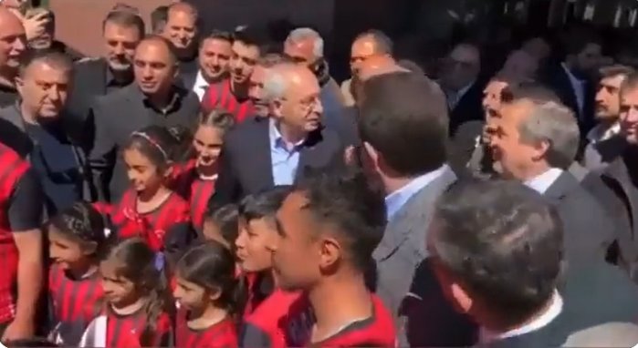 Kılıçdaroğlu, fotoğraf çektirmeden önce sordu; "Ekrem Başkan nerede?"