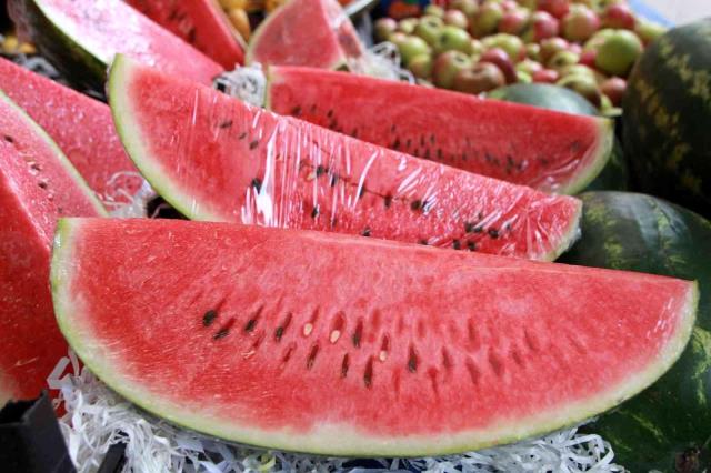 Tezgahlardaki fiyatı görenlerin ağzını açık bıraktı! Hamileler okumasın! İşte bir dilim karpuzun fiyatı…