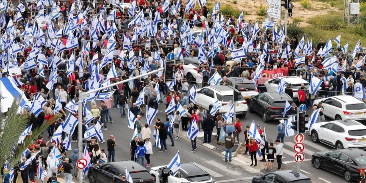 Netanyahu karşıtları Tel Aviv’in ana arterini trafiğe kapattı