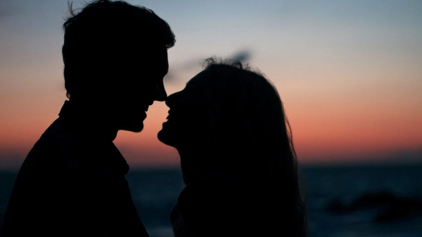 Oruçluyken öpüşmek günah mı? Eş veya sevgili ile öpüşmek orucu bozar mı?
