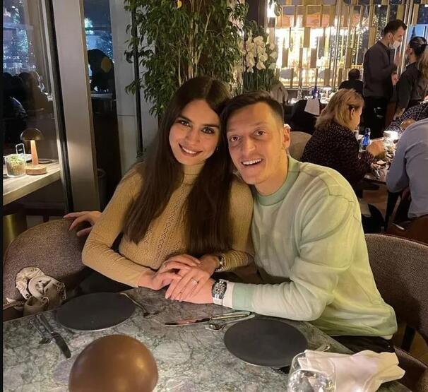 Ani bir kararla futbolu bırakmıştı! Mesut Özil'den eşine servet değerinde hediye: Fiyatı duyanlar inanamadı